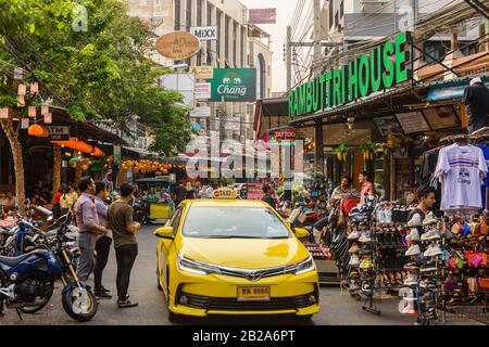 Ein Taxi fährt die Rambuttri Alley hinunter, berühmt für Bars und Restaurants, Bangkok, Thailand Stockfoto