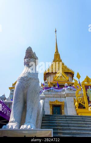 Traditionelle Singa (ein sagenumwobener Löwe), die den Eingang des Wat Songkhram, Bangkok, Thailand bewacht Stockfoto