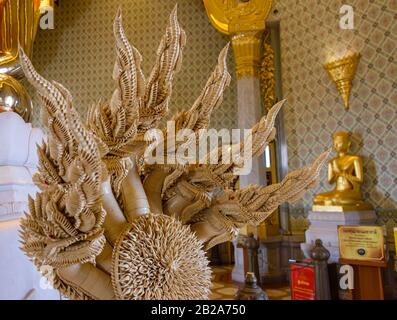 Verzierte, aus Keramik geschnitzte mehrköpfige Schlange, Wat Songkhram, Bangkok, Thailand Stockfoto