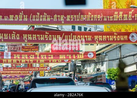 Banner auf der anderen Straßenseite für den chinesischen Lunar New Year, Bangkok, Thailand Stockfoto