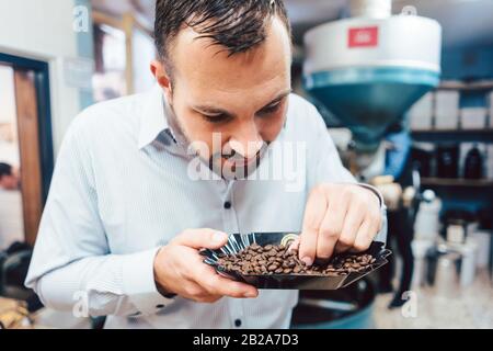 Mann mit frisch gerösteten Kaffeebohnen Stockfoto