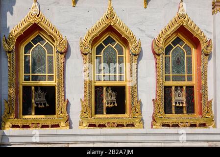 Verzierte goldene Fenster im Wat Benchamabophit (Der Marmortempel), Bangkok, Thailand Stockfoto