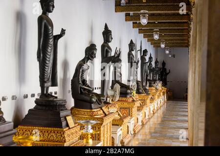 Viele verschiedene Buddhastatuen im Wat Benchamabophit (Der Marmortempel), Bangkok, Thailand Stockfoto