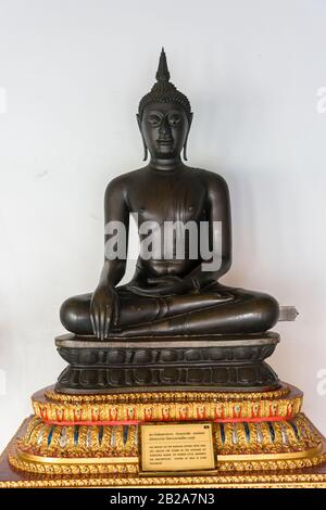 Bild des Buddha, der mit einem Bein über dem anderen in der Haltung des Subduktens von mara, Wat Benchamabophit (Der Marmortempel), Bangkok, Thailand sitzt Stockfoto