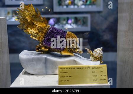 Gold-, Silber- und Diamantornament in einer Vitrine in Gems Gallery Diamantfabrik, Bangkok, Thailand Stockfoto