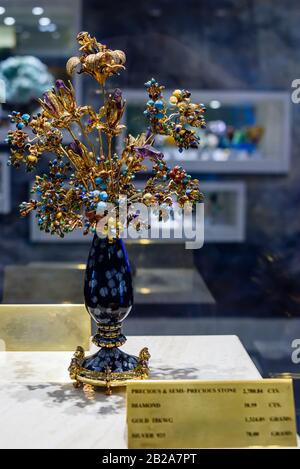 Gold-, Silber- und Diamantornament in einer Vitrine in Gems Gallery Diamantfabrik, Bangkok, Thailand Stockfoto