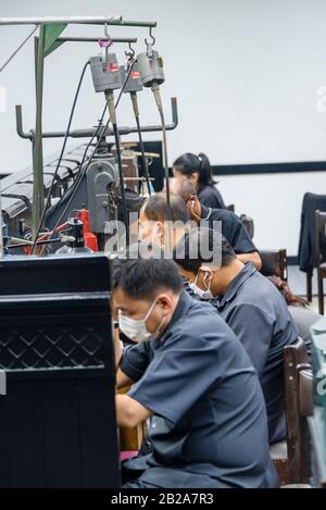 Männer, die in einer Diamantenfabrik, Bangkok, Thailand, arbeiten. Stockfoto