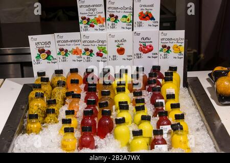 Auswahl an Obst- und Gemüsesäften auf Eis in einem Supermarkt, Bangkok, Thailand Stockfoto