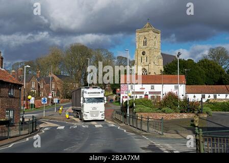 Lorry im Dorf Middleton an der Wolds, East Yorkshire, England Großbritannien Stockfoto