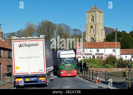 Lastwagen im Dorf Middleton an der Wolds, East Yorkshire, England Großbritannien Stockfoto