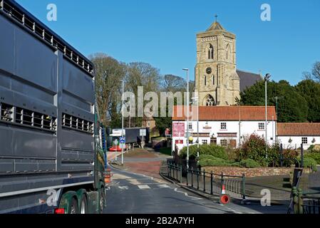 Lastwagen im Dorf Middleton an der Wolds, East Yorkshire, England Großbritannien Stockfoto