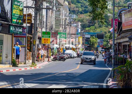 Verkehr auf der Straße, Kata, Thailand Stockfoto