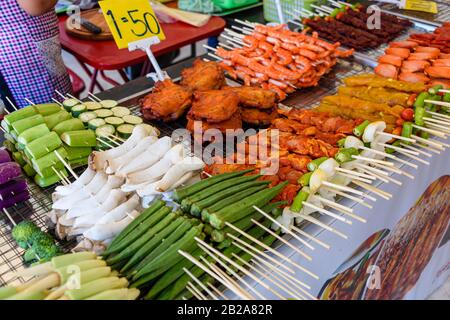 Rohes Fleisch und Gemüse auf Spießen auf einem Straßennahrungsmittelmarkt, Thailand Stockfoto