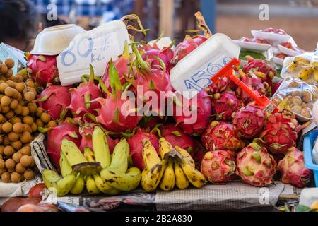 Dragonfrucht und Bananen werden auf einem Lebensmittelmarkt in Thailand verkauft Stockfoto