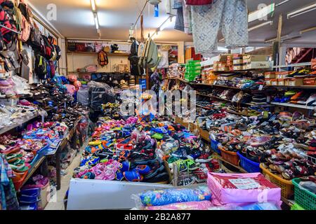 Sehr unordentliche Schuhe und Taschen, Phuket, Thailand Stockfoto