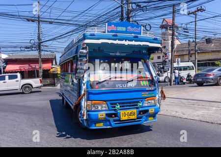 Der Bus Phuket nach Kata führt an einem Strompfosten in Thailand vorbei an unordentlichen und unsauberen elektrischen Kabeln Stockfoto