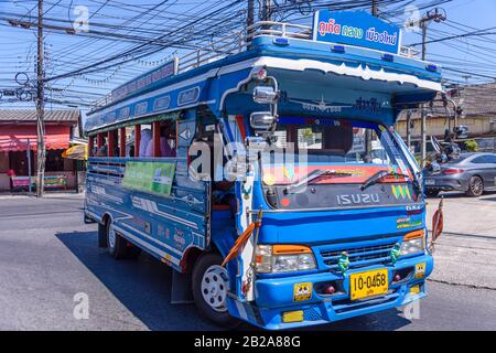 Unordentliche und unsaubere elektrische Kabel, die an einem Strompfosten in Thailand hängen Stockfoto