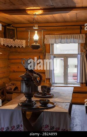 Interieur des russischen traditionellen Holzhauses mit russischem Wasserkocher Samovar. Traditionelles russisches Stillleben Stockfoto