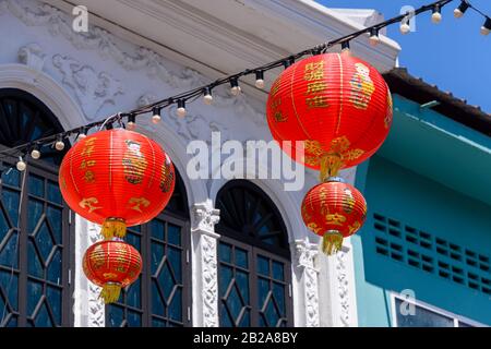 Traditionelle rote chinesische Laternen zogen über die Haupteinkaufsstraße, um das chinesische Lunar-Neujahrsfest Phuket Old Town, Thailand zu feiern Stockfoto