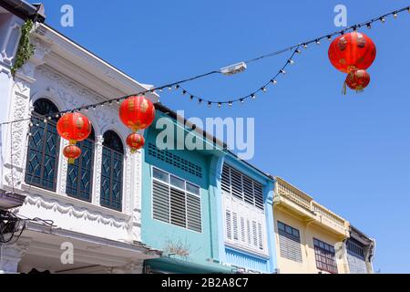 Traditionelle rote chinesische Laternen zogen über die Haupteinkaufsstraße, um das chinesische Lunar-Neujahrsfest Phuket Old Town, Thailand zu feiern Stockfoto