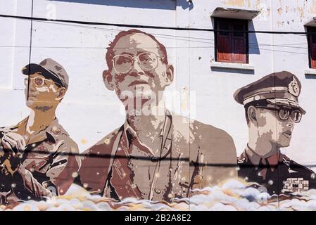 Wandbild von König Rama IX. An Der Kreuzung Rama IX Yaowarat, Phuket Altstadt, Thailand. Stockfoto