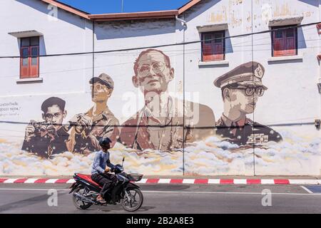 Wandbild von König Rama IX. An Der Kreuzung Rama IX Yaowarat, Phuket Altstadt, Thailand. Stockfoto