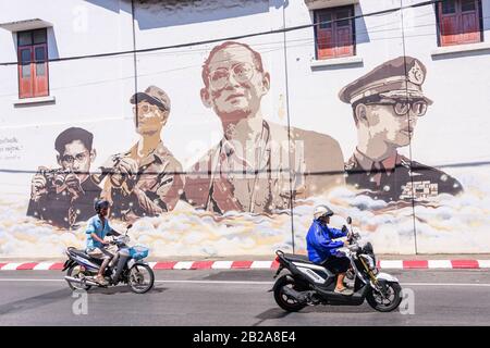 Wandbild von König Rama IX. An Der Kreuzung Rama IX Yaowarat, Phuket Altstadt, Thailand. Stockfoto