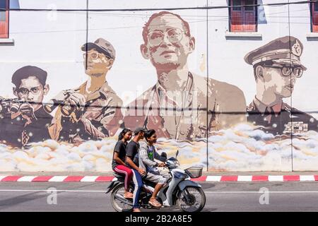 Wandbild von König Rama IX. An Der Kreuzung Rama IX Yaowarat, Phuket Altstadt, Thailand. Stockfoto