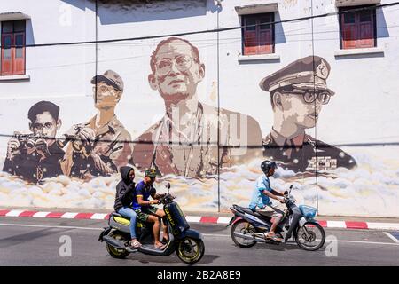 Wandbild von König Rama IX. An Der Kreuzung Rama IX Yaowarat, Phuket Altstadt, Thailand. Stockfoto