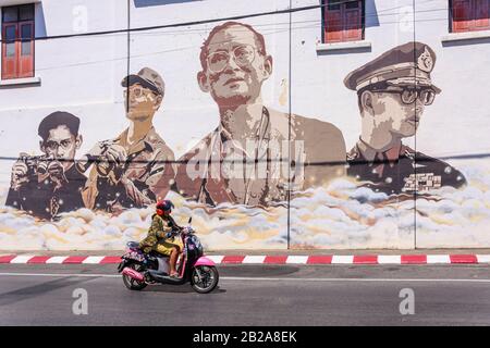 Wandbild von König Rama IX. An Der Kreuzung Rama IX Yaowarat, Phuket Altstadt, Thailand. Stockfoto