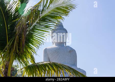 Marmor verkleideter Big Buddha oder Der Große Buddha von Phuket, eine sitzende Maravija-Buddha-Statue in Phuket, Thailand. Stockfoto