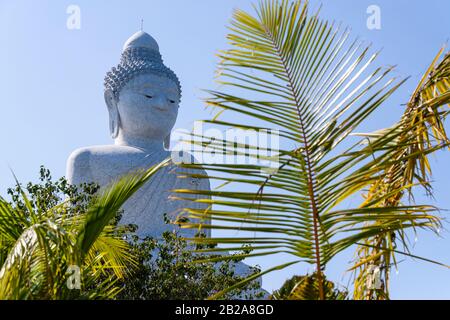 Marmor verkleideter Big Buddha oder Der Große Buddha von Phuket, eine sitzende Maravija-Buddha-Statue in Phuket, Thailand. Stockfoto