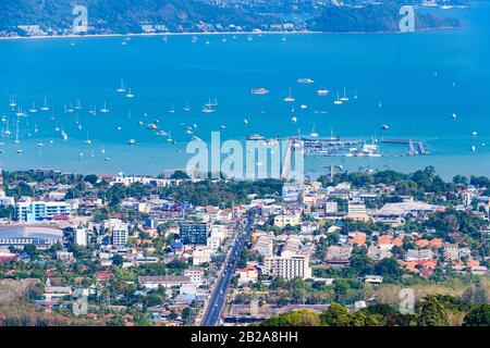 AO Chalong Pier und Mu Ban Island Home vom Big Buddha, Phuket, Thailand aus gesehen Stockfoto