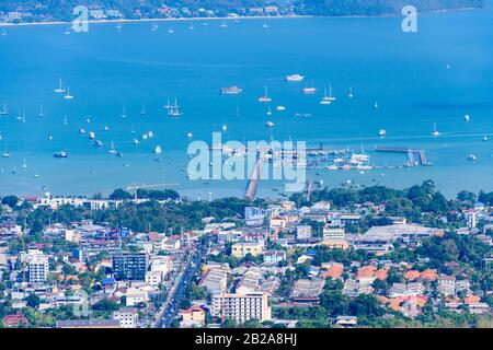 AO Chalong Pier und Mu Ban Island Home vom Big Buddha, Phuket, Thailand aus gesehen Stockfoto