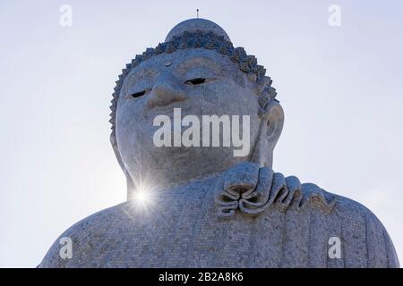 Marmor verkleideter Big Buddha oder Der Große Buddha von Phuket, eine sitzende Maravija-Buddha-Statue in Phuket, Thailand. Stockfoto