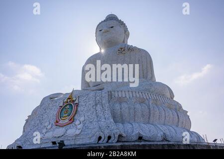 Marmor verkleideter Big Buddha oder Der Große Buddha von Phuket, eine sitzende Maravija-Buddha-Statue in Phuket, Thailand. Stockfoto