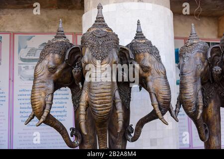 Bronzestatue von Airavata (Sanskrit: ऐरावत 'zu Iravati gehörig') ein weißer Elefant, der den hindu-gott Indra trägt. Thailand Stockfoto
