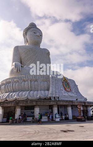 Marmor verkleideter Big Buddha oder Der Große Buddha von Phuket, eine sitzende Maravija-Buddha-Statue in Phuket, Thailand. Stockfoto