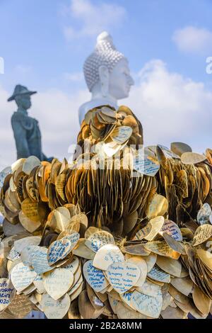 Botschaften von Frieden und Liebe, geschrieben auf Bronze-Herzen beim großen Buddha, Phuket, Thailand Stockfoto