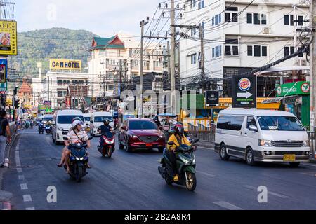 Typischer Verkehr auf einer Straße von Patong, Phuket, Thailand Stockfoto