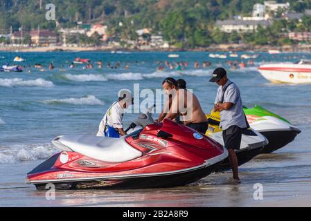 Touristen argumentieren mit den Eigentümern von Mietjetskis, nachdem sie wegen eines Schadens geschockt wurden, Patong Beach, Phuket, Thailand Stockfoto