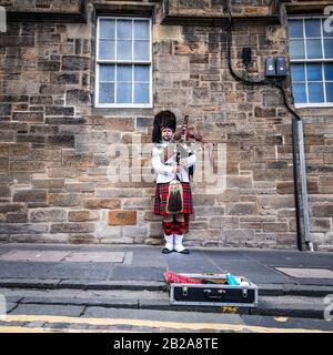 Schottland, GROSSBRITANNIEN - 30. MAI 2019: Schottischer Pfifferfahrer in traditionellen Kostümspielen auf der Straße von Edinburgh. Stockfoto