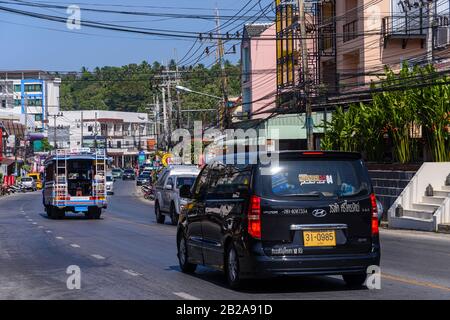 Typischer Verkehr auf der Straße Kata Dorf, Thailand Stockfoto