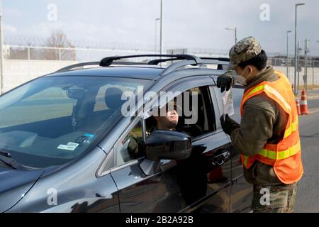 PYEOGTAEK, GYEONGGI, SÜDKOREA. März 2020. 2. März 2020-Pyeongtaek, South Korea-In diese Bilder wurden gemacht, ist US-Armee und Datum ist 27. Februar 2020. Abgebildet ist ein US-Soldat, der die Temperatur eines Autofahrers vor einem der Tore zur US-Army Garrison Humphreys, Südkorea, 27. Februar 2020 nimmt. Kredit: U.S. Army/ZUMA Wire/Alamy Live News Stockfoto