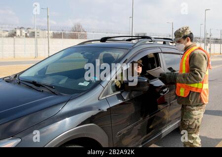 PYEOGTAEK, GYEONGGI, SÜDKOREA. März 2020. 2. März 2020-Pyeongtaek, South Korea-In diese Bilder wurden gemacht, ist US-Armee und Datum ist 27. Februar 2020. Abgebildet ist ein US-Soldat, der die Temperatur eines Autofahrers vor einem der Tore zur US-Army Garrison Humphreys, Südkorea, 27. Februar 2020 nimmt. Kredit: U.S. Army/ZUMA Wire/Alamy Live News Stockfoto