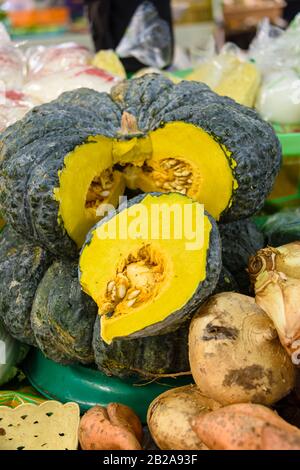 Thailändisches grünes Squash im traditionellen Mae Somchit Kata Fresh Market, Kata, Phuket, Thailand Stockfoto