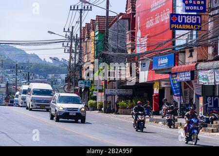 Verkehr auf einer typischen Straße in Kata Dorf, Phuket, Thailand Stockfoto