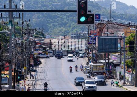 Verkehr auf einer typischen Straße in Kata Dorf, Phuket, Thailand Stockfoto