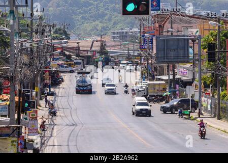 Verkehr auf einer typischen Straße in Kata Dorf, Phuket, Thailand Stockfoto