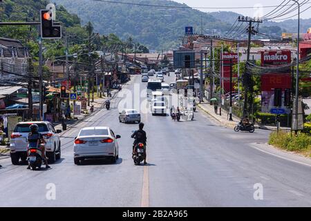 Verkehr auf einer typischen Straße in Kata Dorf, Phuket, Thailand Stockfoto